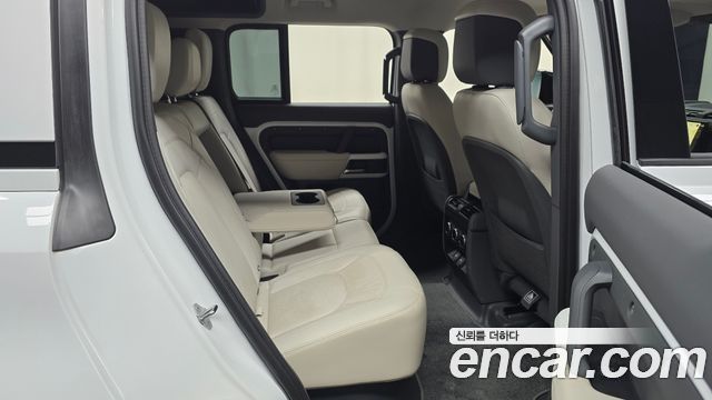 Land Rover Defender 2023 — photo 17