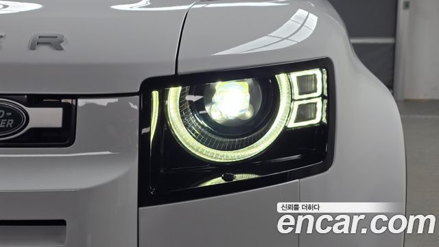 Land Rover Defender 2023 — photo 8