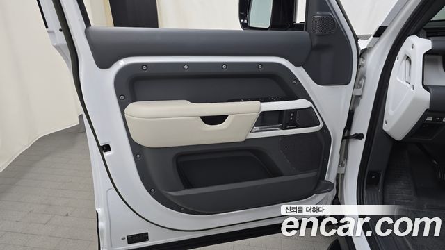 Land Rover Defender 2023 — photo 14