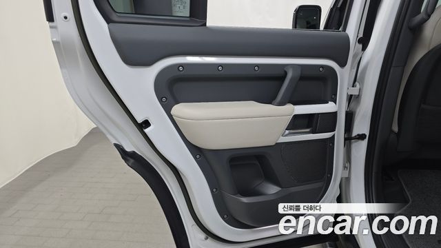 Land Rover Defender 2023 — photo 15