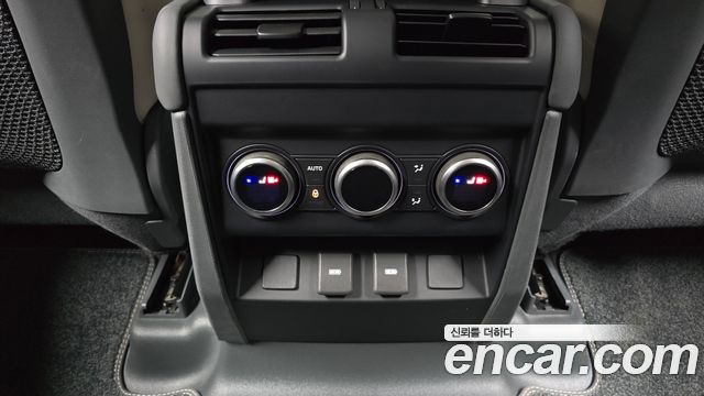 Land Rover Defender 2023 — photo 32