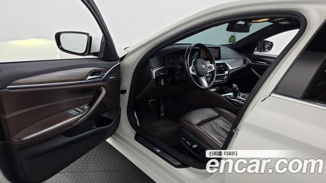 BMW 5-Series 2020 — photo 10