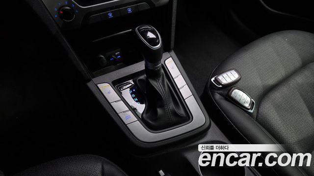 Hyundai AVANTE 2017 — photo 12