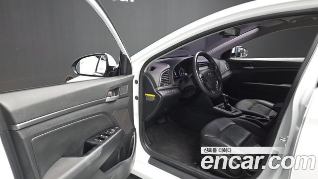 Hyundai AVANTE 2017 — photo 13