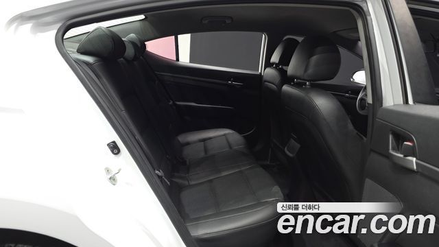 Hyundai AVANTE 2017 — photo 18