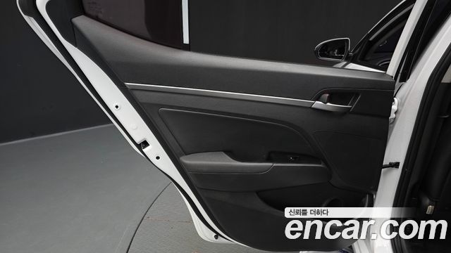 Hyundai AVANTE 2017 — photo 15