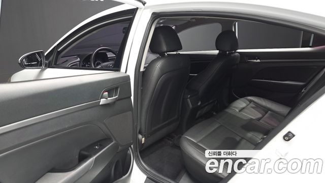 Hyundai AVANTE 2017 — photo 16