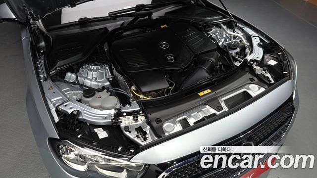 Mercedes-Benz E-Class 2025 — photo 6