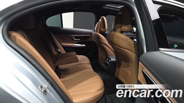 Mercedes-Benz E-Class 2025 — photo 18