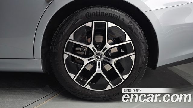 Mercedes-Benz E-Class 2025 — photo 7