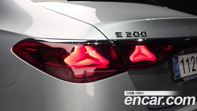 Mercedes-Benz E-Class 2025 — photo 9