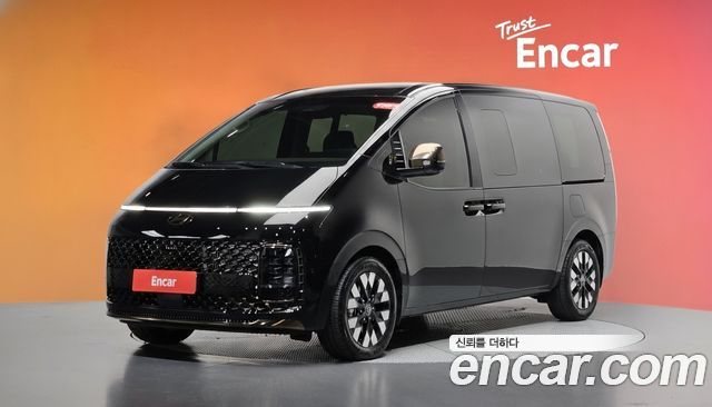 Hyundai Staria 2025 — photo 1