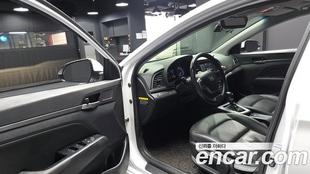 Hyundai AVANTE 2016 — photo 13
