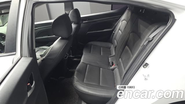 Hyundai AVANTE 2016 — photo 17