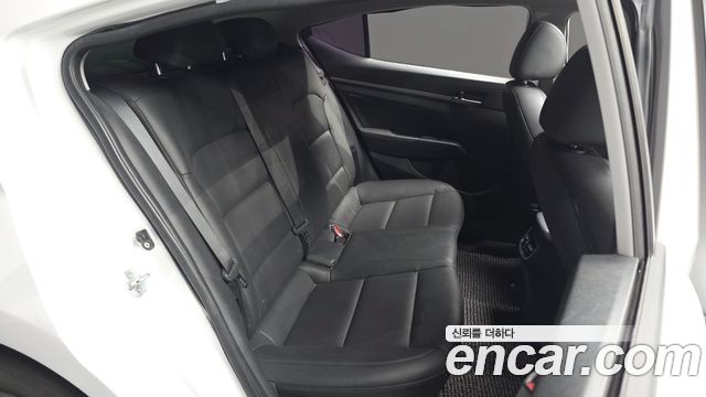 Hyundai AVANTE 2016 — photo 18