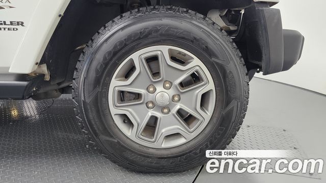 Jeep Wrangler 2016 — photo 31