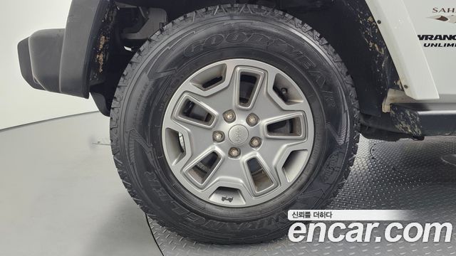 Jeep Wrangler 2016 — photo 32