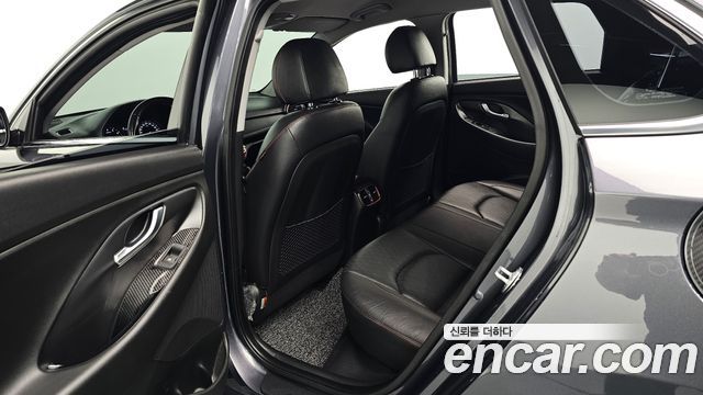 Hyundai i30 2018 — photo 16