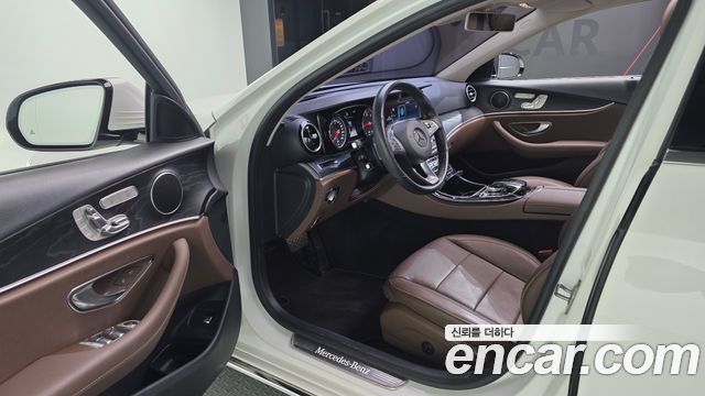 Mercedes-Benz E-Class 2017 — photo 10