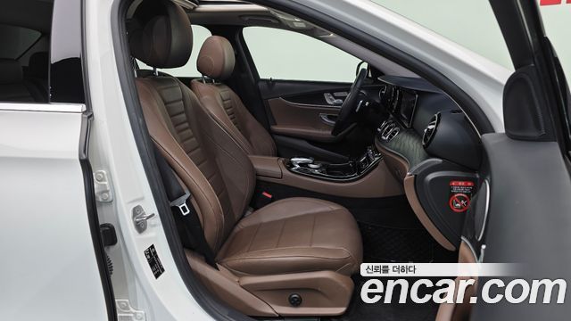 Mercedes-Benz E-Class 2017 — photo 11