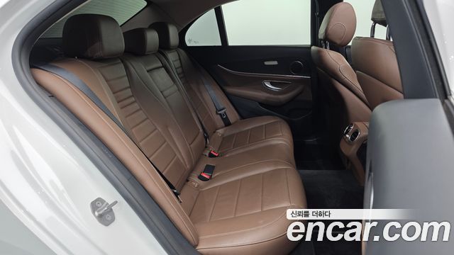 Mercedes-Benz E-Class 2017 — photo 12
