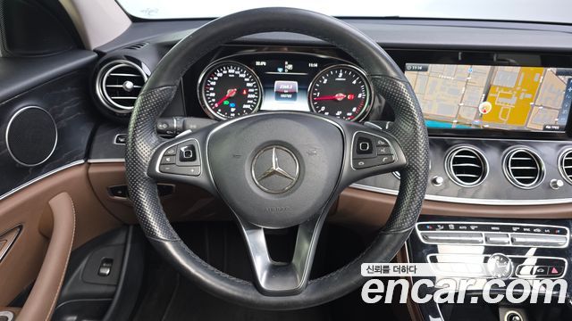Mercedes-Benz E-Class 2017 — photo 13