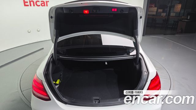 Mercedes-Benz E-Class 2017 — photo 20