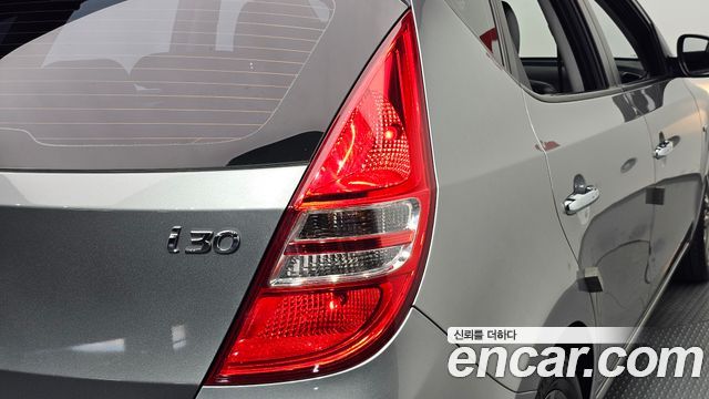Hyundai i30 2011 — photo 9