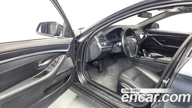 BMW 5-Series 2015 — photo 13