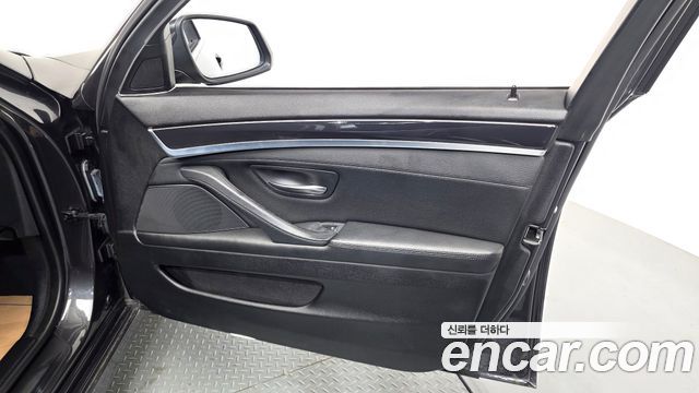 BMW 5-Series 2015 — photo 14