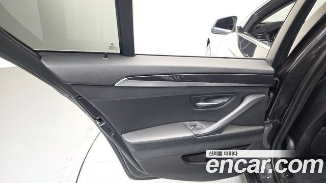 BMW 5-Series 2015 — photo 15