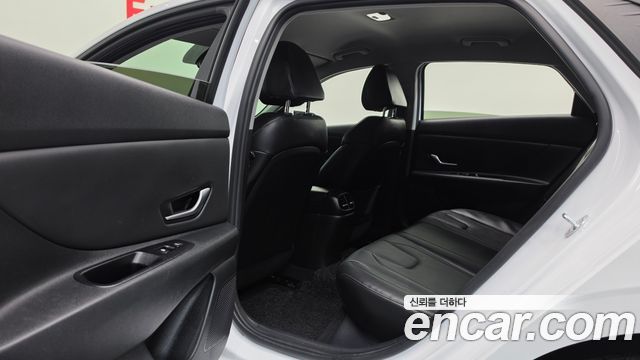 Hyundai AVANTE 2021 — photo 31