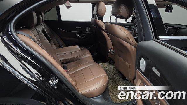 Mercedes-Benz E-Class 2018 — photo 12
