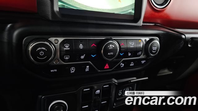 Jeep Wrangler 2021 — photo 24