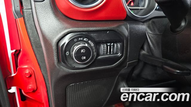 Jeep Wrangler 2021 — photo 25