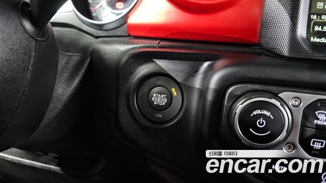 Jeep Wrangler 2021 — photo 28