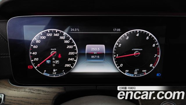 Mercedes-Benz E-Class 2018 — photo 11