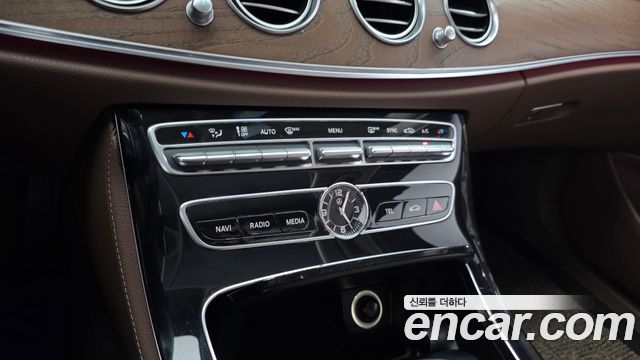 Mercedes-Benz E-Class 2018 — photo 24