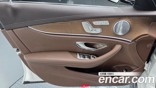 Mercedes-Benz E-Class 2018 — photo 14