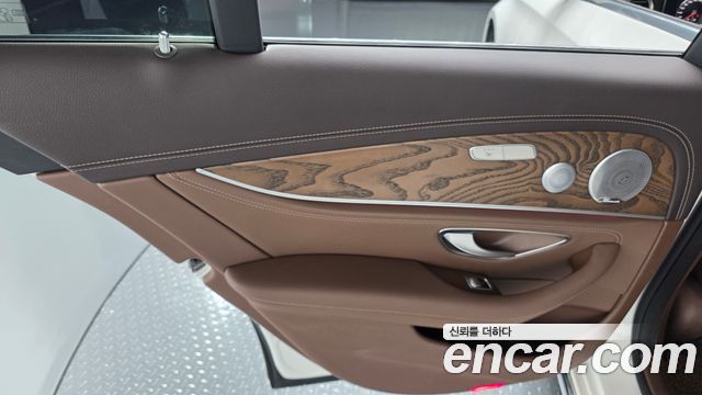 Mercedes-Benz E-Class 2018 — photo 15