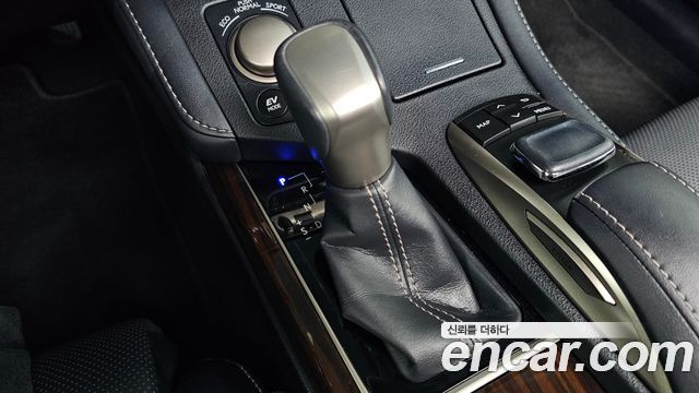Lexus ES 2017 — photo 12