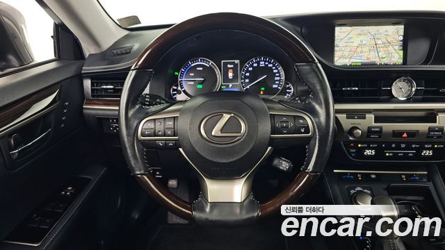 Lexus ES 2017 — photo 19