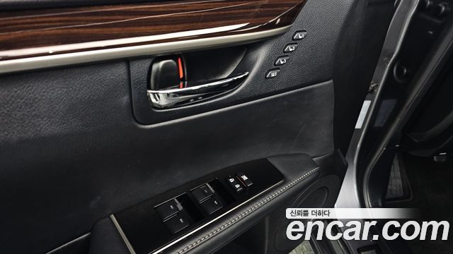 Lexus ES 2017 — photo 24