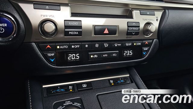 Lexus ES 2017 — photo 32