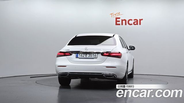 Mercedes-Benz E-Class 2023 — photo 4