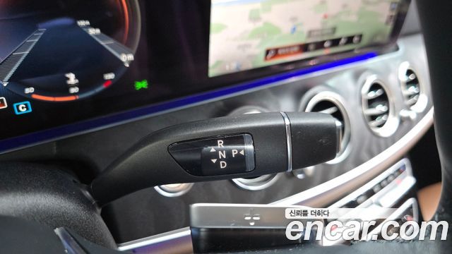 Mercedes-Benz E-Class 2023 — photo 12