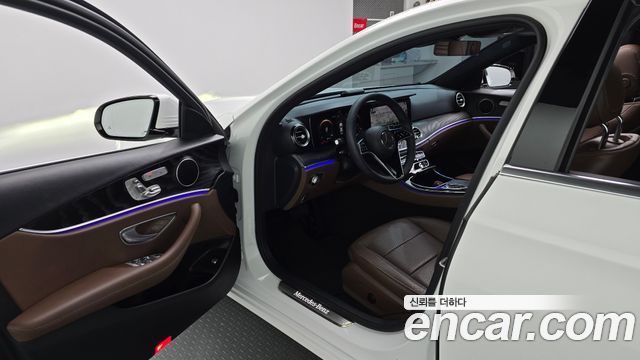 Mercedes-Benz E-Class 2023 — photo 13