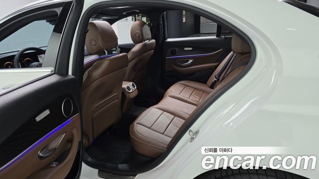 Mercedes-Benz E-Class 2023 — photo 17