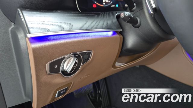 Mercedes-Benz E-Class 2023 — photo 24