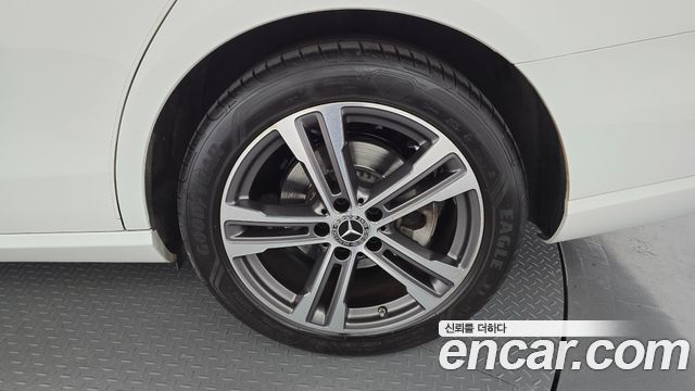 Mercedes-Benz E-Class 2023 — photo 7
